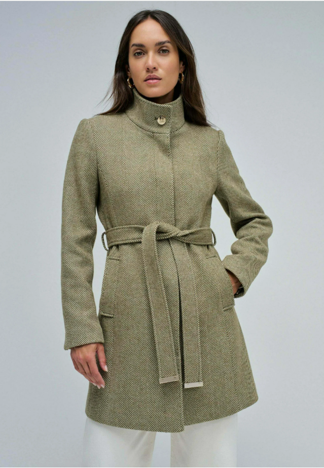 تنورة  كلاسيكية قصيرة للركبة باللون الأحمر